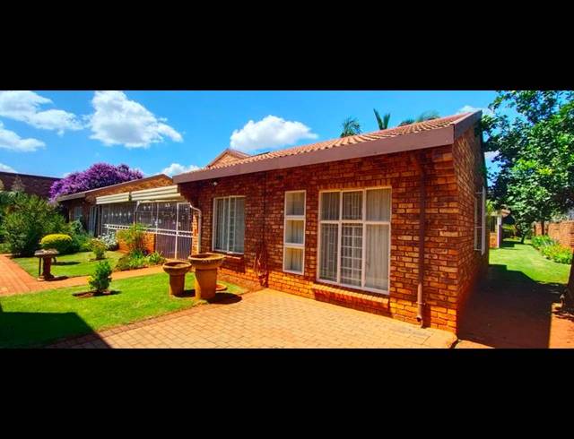 2 BEDROOM TOWNHOUSE FOR SALE IN CLARINA